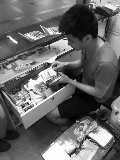 嫌疑人家的煙酒店內(nèi)暗藏地下錢莊。警方供圖