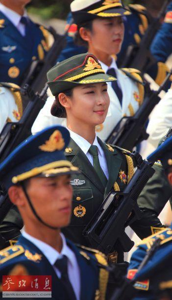 曾為一名模特的三軍儀仗隊(duì)隊(duì)員門(mén)佳慧在進(jìn)行訓(xùn)練 曾為一名模特的三軍儀仗隊(duì)隊(duì)員門(mén)佳慧在進(jìn)行訓(xùn)練