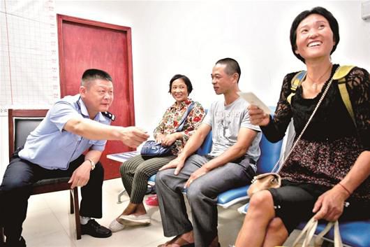 在民警的幫助下，流浪婦女右一與親人相聚