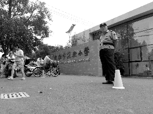 邵玉琴就是在這所學校內(nèi)墜樓身亡的 邵玉琴就是在這所學校內(nèi)墜樓身亡的