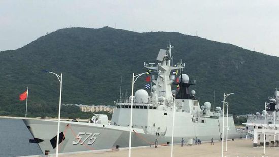 中國海軍艦艇編隊(duì)12日上午從三亞起航，參加“和平友誼-2015”中馬兩軍首次實(shí)兵聯(lián)演。