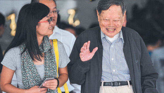 9月18日，楊振寧在合肥參觀(guān)中國(guó)科大近代物理系時(shí)接受記者采訪(fǎng)。記者卞世鵬/攝