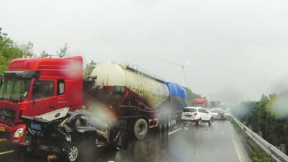 西攀高速公路追尾事故現(xiàn)場。