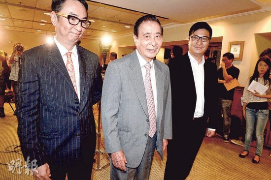 四叔李兆基（中）、長(zhǎng)子李家杰（左）及次子李家誠(chéng)