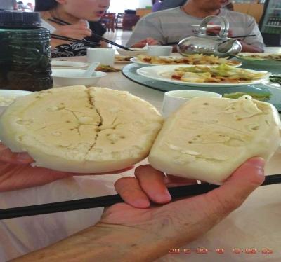在參加山西游行程中，體驗員發(fā)現(xiàn)團餐中的饅頭已經(jīng)發(fā)霉。視頻截圖