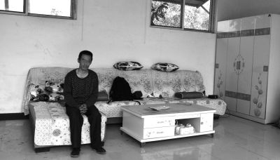 交完彩禮錢，牛志忠?guī)缀跎頍o分文，家里的沙發(fā)、茶幾、衣柜都是凌光輝買的。京華時報記者張恒攝