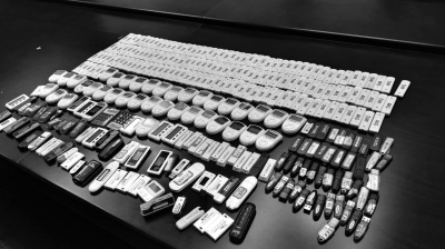 警方在行動中繳獲的地下錢莊持有的銀行卡和手機、U盾等作案工具。