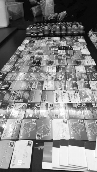 警方在行動中繳獲的地下錢莊持有的銀行卡和手機、U盾等作案工具。