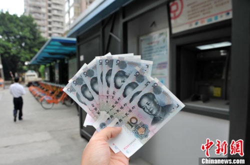 “如果是千元左右的跨行轉(zhuǎn)賬，都會(huì)先充值到支付寶，然后再轉(zhuǎn)到相應(yīng)銀行賬戶中”，肩負(fù)3000多元月供的北京白領(lǐng)小李告訴中新網(wǎng)記者，這樣操作起來(lái)方便、省時(shí)，還免去下載好幾個(gè)銀行客戶端的麻煩。