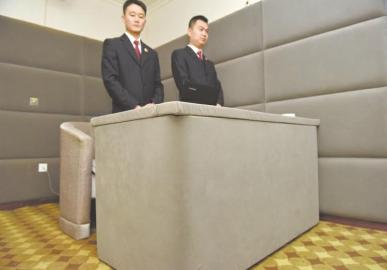 審訊室、居住室內(nèi)的桌椅板凳都進行了軟包。