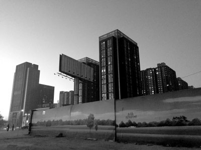 荒地西、南、北三面被2米多高的圍欄圍住。