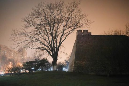 2015年12月20日，北京。霧霾之中，燈光之下的明長(zhǎng)城遺址公園。