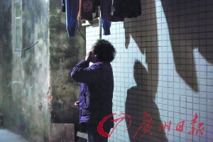 女姐在講述自己老伴幾年前在保姆的“照料”下去世的經(jīng)歷，神色悲傷。廣州日?qǐng)?bào)記者陳憂子 實(shí)習(xí)生郭嘉亮攝