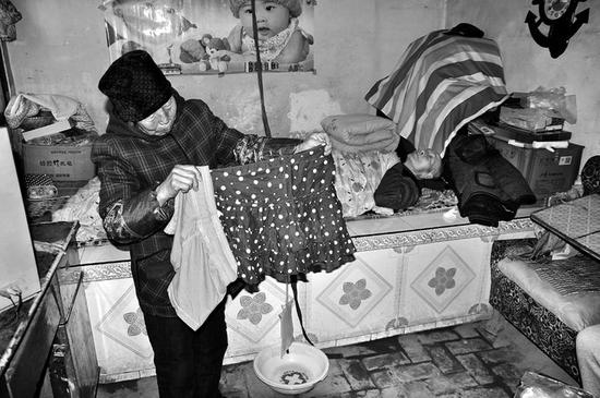 給爺爺?shù)芥?zhèn)上領(lǐng)過(guò)冬的福利，卻領(lǐng)回短裙短褲