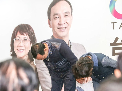 國民黨明天下午將召開臨時中常會，決定由誰擔任代理主席。圖為朱立倫與王如玄上午到競選總部，向支持自己競選的志工們一一致意，感謝他們的陪伴。圖片來源：臺灣《聯(lián)合報》