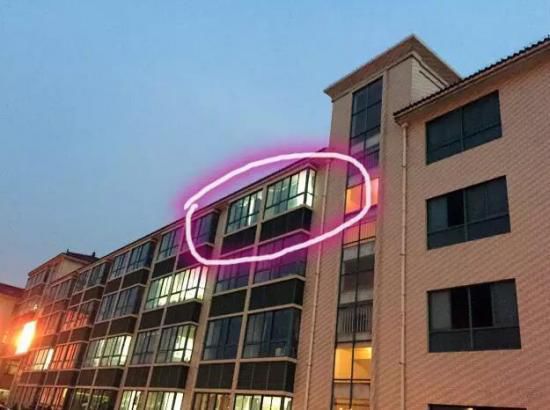 就在這間教室，吳老師在監(jiān)考中過世。