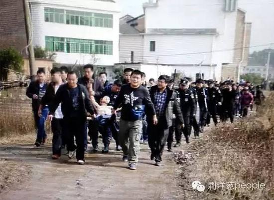 聶露勇被抓獲時(shí)畫面。