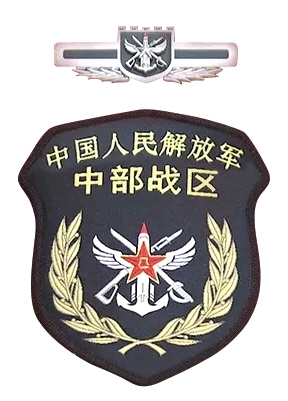 習(xí)近平將軍旗授予東部戰(zhàn)區(qū)司令員劉粵軍、政治委員鄭衛(wèi)平。