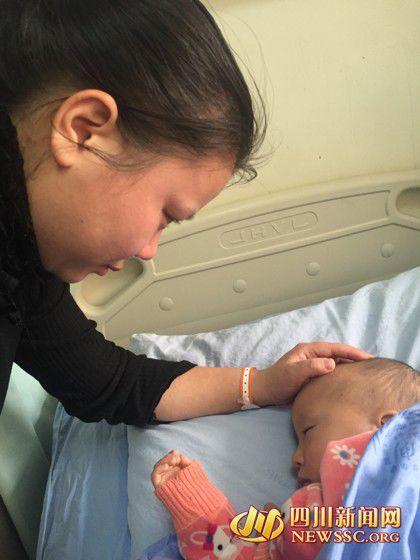 徐女士看著睡著的兒子，心里為手術(shù)費(fèi)發(fā)愁