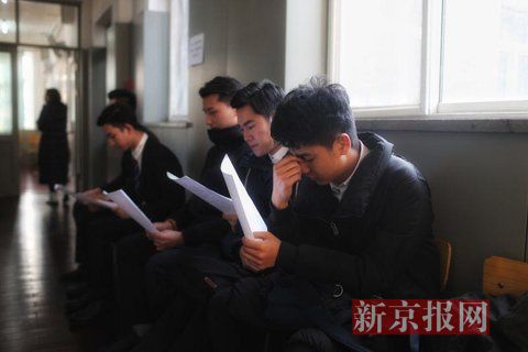 主持系考生正在備考區(qū)等待考試。