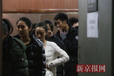 音樂(lè)劇系考生在備考區(qū)域等待考試。新京報(bào)記者 周崗峰 攝