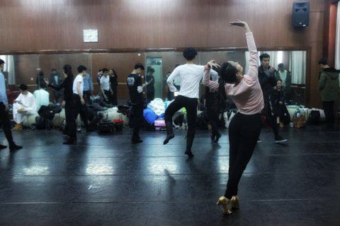 音樂(lè)劇系考生在備考區(qū)域等待考試。新京報(bào)記者 周崗峰 攝