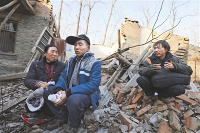 2014年1月，取保候?qū)彽乃螤幑夂透改缚粗鴼垟〉姆孔?，默默流淚