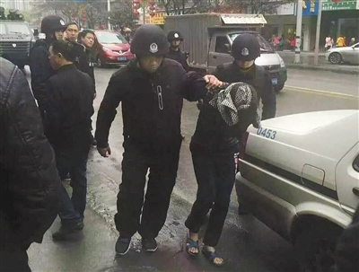 達州市警方押解剛被抓獲的犯罪嫌疑人褚思練（裹頭巾者）。 本組圖片/新華社