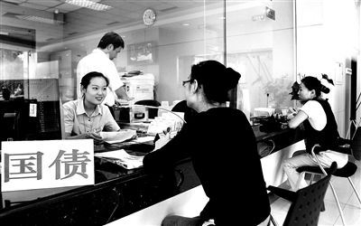 由于網(wǎng)銀和柜臺同時開售，部分銀行網(wǎng)點甚至來不及賣出一筆就發(fā)現(xiàn)額度全部被搶光供圖/視覺中國