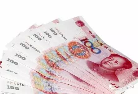 按照4月1日起上海執(zhí)行的月最低工資標(biāo)準(zhǔn)2190元計(jì)算，勞動(dòng)者在5月1日當(dāng)天加班，每天的加班工資至少有302元。如果3天都加班、不調(diào)休，加班工資至少有704元。