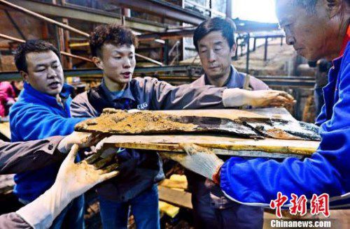 圖為南昌西漢?；韬钅怪鳂∈铱脊虐l(fā)掘現(xiàn)場(chǎng)出土了一組漆器“屏風(fēng)”?！」?攝