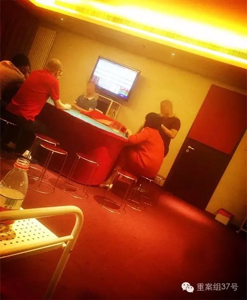 賭客正圍著賭桌下注賭錢 賭客正圍著賭桌下注賭錢