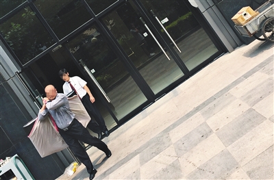 昨日11時(shí)許，新華聯(lián)國(guó)際公寓門(mén)口，一男子將電視等賭具轉(zhuǎn)移，后被警方控制