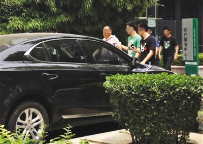 昨日下午，北京警方從新華聯(lián)國(guó)際公寓內(nèi)帶出一名男子