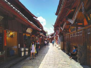 6月3日中午，麗江古城街道上游客稀少。