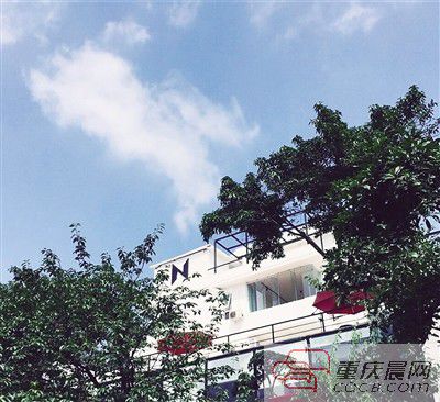 書(shū)店外觀設(shè)計(jì)感十足。