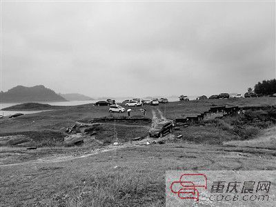 10日，約30輛自駕車被困在長(zhǎng)壽湖的這片湖灘上。