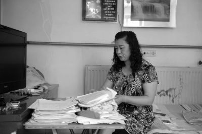 原偉東的姐姐在家整理材料。京華時(shí)報(bào)記者陶冉攝