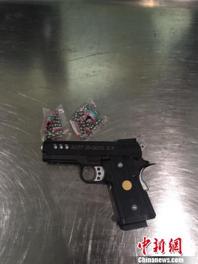 圖為查獲的空氣動力槍和鋼珠彈?！＄娦馈z