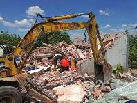 一家三口深夜被拖出房 房屋被夷為平地 一家三口深夜被拖出房 房屋被夷為平地