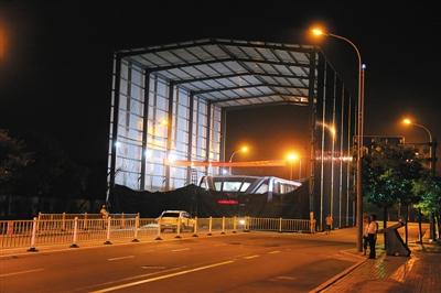 昨日夜間，河北北戴河，“巴鐵”1號(hào)試驗(yàn)地，工作人員正在對(duì)車(chē)體進(jìn)行施工檢修。