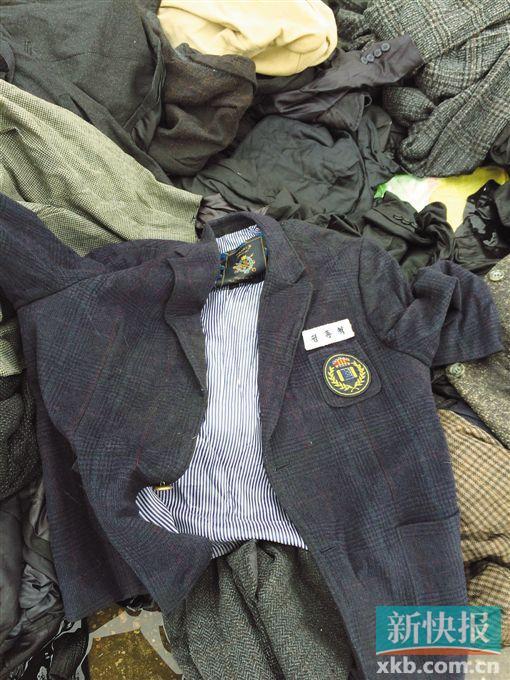 現(xiàn)場查獲的一件韓國校服。 鄭雁虹/攝