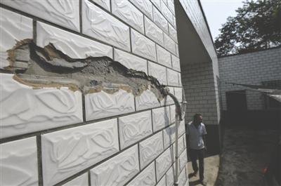 村民家被閃電擊中，墻上的瓷磚被打壞