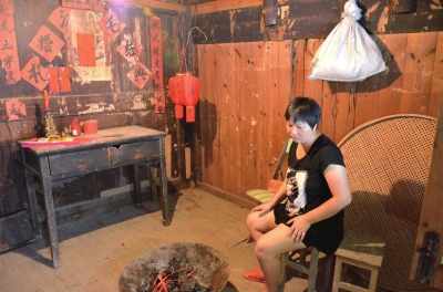 邱巧媚經(jīng)常一個人坐在屋里發(fā)呆。本版圖片京華時報記者 韓林君 攝