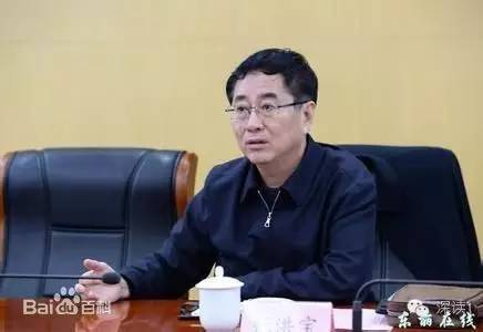 通報指出，張洪寶眼看著幾年前還不知名的個體老板搖身一變成為大企業(yè)家，心里既艷羨又發(fā)酸，滋生了“我為他們贏得了好的發(fā)展機遇，收些款物就權當是對我這些年辛勤工作的一種補償”的念頭。于是他開始熱衷于與身邊的企業(yè)老板拉拉扯扯、勾肩搭背，剛開始只是幾頓飯、幾張卡，日積月累，越陷越深，不給錢不辦事，給了錢才辦事，在東麗人稱