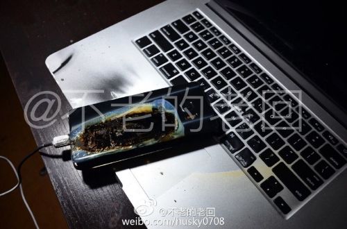 根據(jù)圖片來看，蘋果MacBook Pro筆記本觸控面板左邊部分被熏黑，而且該網(wǎng)友也提供了充電設(shè)備，就是三星Note 7原裝充電器。