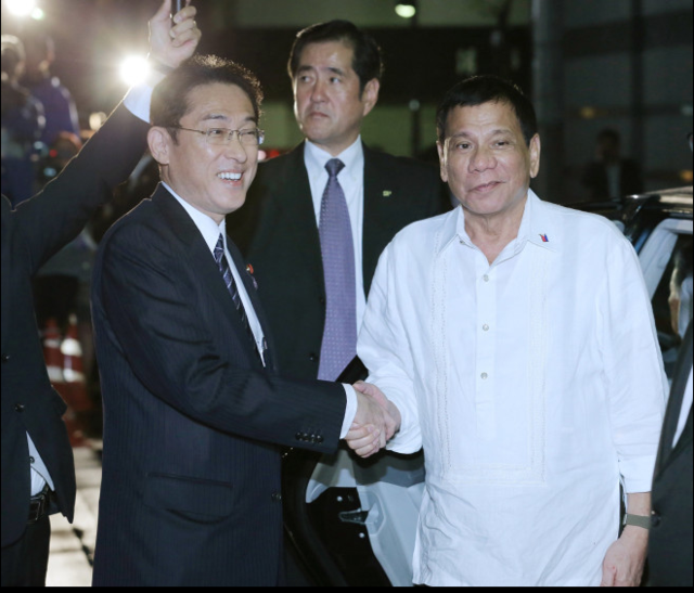 日媒:杜特爾特訪日參加晚宴兩次遲到 日外相雨中打傘尷尬等待