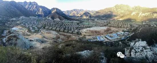 河北淶水“青青小鎮(zhèn)”1-6期全景圖，上百棟別墅組成的別墅群依山而建。部分山體被炸平，準(zhǔn)備建起聯(lián)排雙拼別墅。    新京報(bào)記者 大路 攝