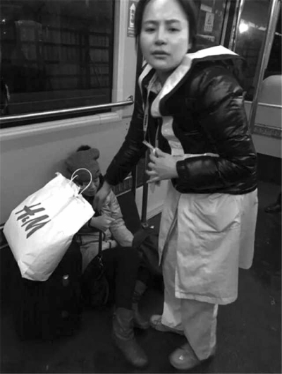 事發(fā)后，一名女乘客（左）受傷。