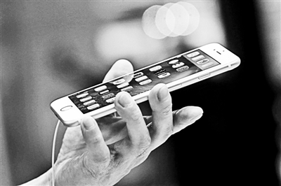 事實(shí)上，很多專業(yè)人士認(rèn)為蘋果回到美國(guó)生產(chǎn)不切實(shí)際的真正原因在于美國(guó)缺乏足夠的產(chǎn)業(yè)工人和配套產(chǎn)業(yè)鏈。一家風(fēng)險(xiǎn)投資公司的合伙人就表示：“目前美國(guó)在消費(fèi)電子產(chǎn)品領(lǐng)域已經(jīng)不具備供應(yīng)鏈。這種供應(yīng)鏈不僅僅指的是原材料和核心部件，而且還包括具有一定能力的熟練技術(shù)工人?！? complete=